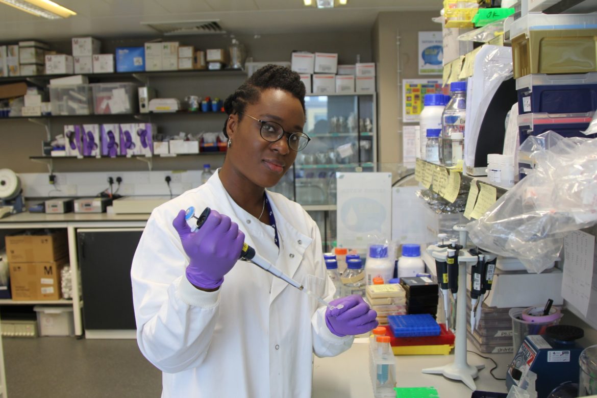 Une femme dans un laboratoire de chimie