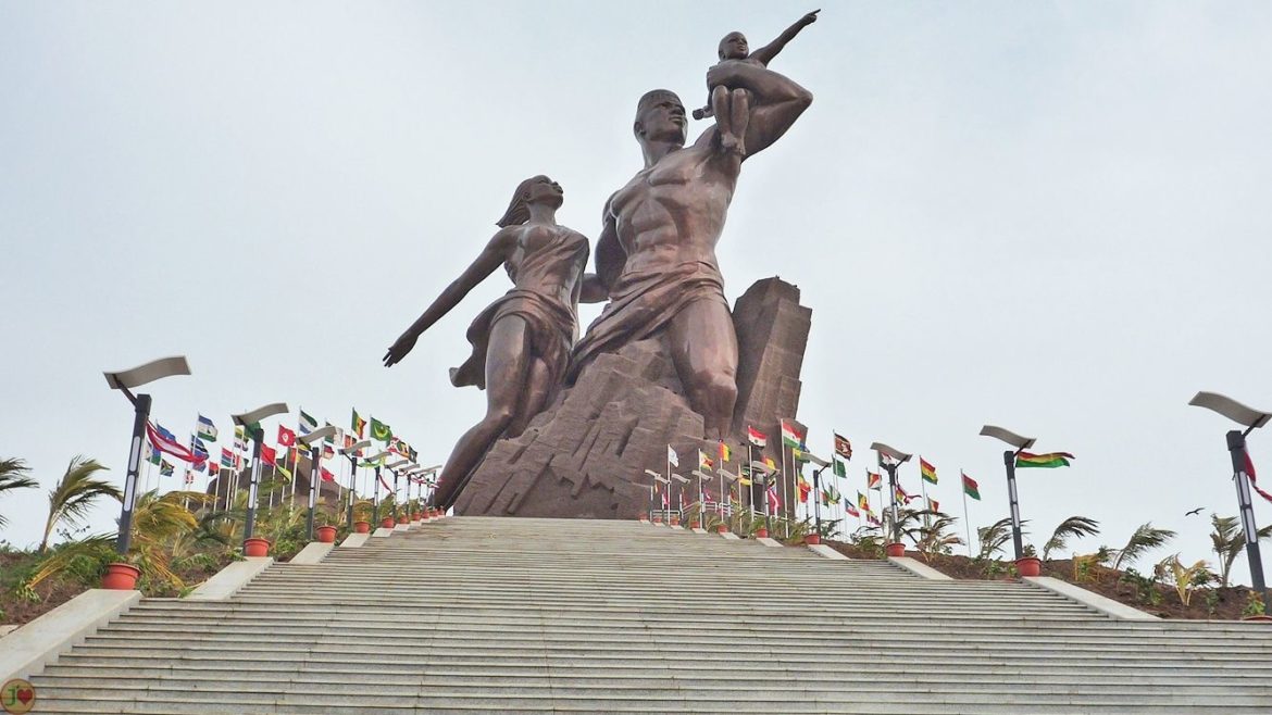 Photo du monument de la reniassance au Sénégal