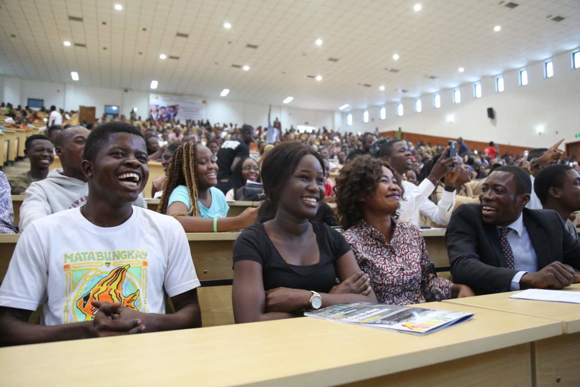 des étudiants congolais dans un amphithéatre de l'université marien ngouabi